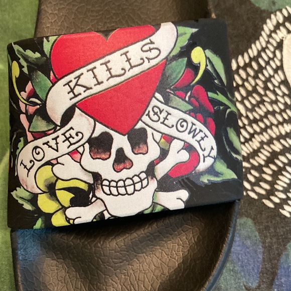 Ed Hardy brand size 6 slides with skulls - Picture 3 of 7